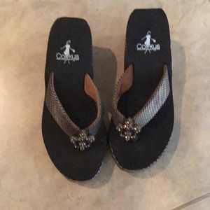 Wedge flip flops with gold flour de lis